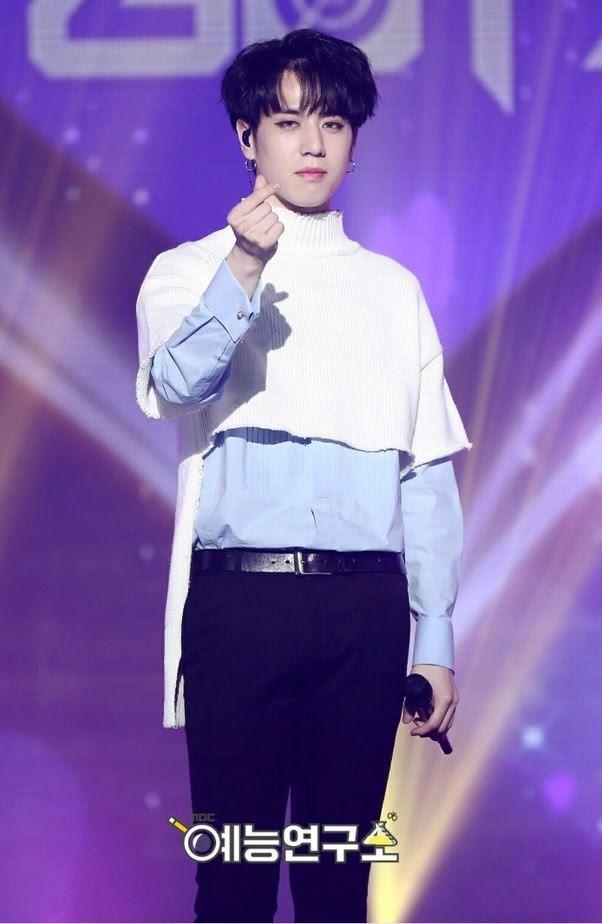 5. Yugyeom (GOT7): Chiếc áo len của Taemin 