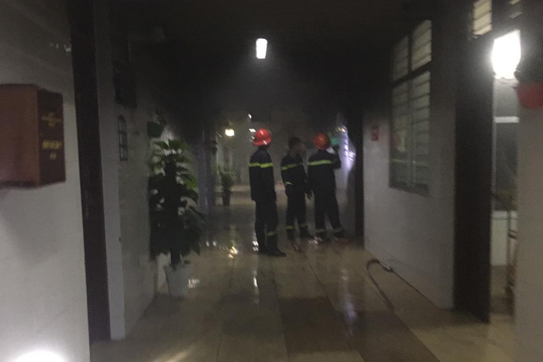 Nam bệnh nhân nghi đốt phòng bệnh, khống chế nữ điều dưỡng-2