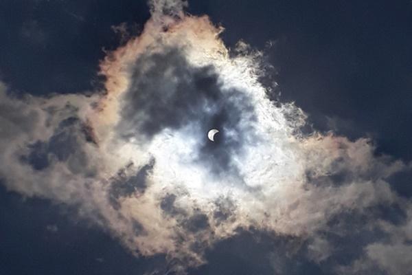 Nhật thực đang diễn ra trên khắp Việt Nam, 11 năm mới có 1 lần-16