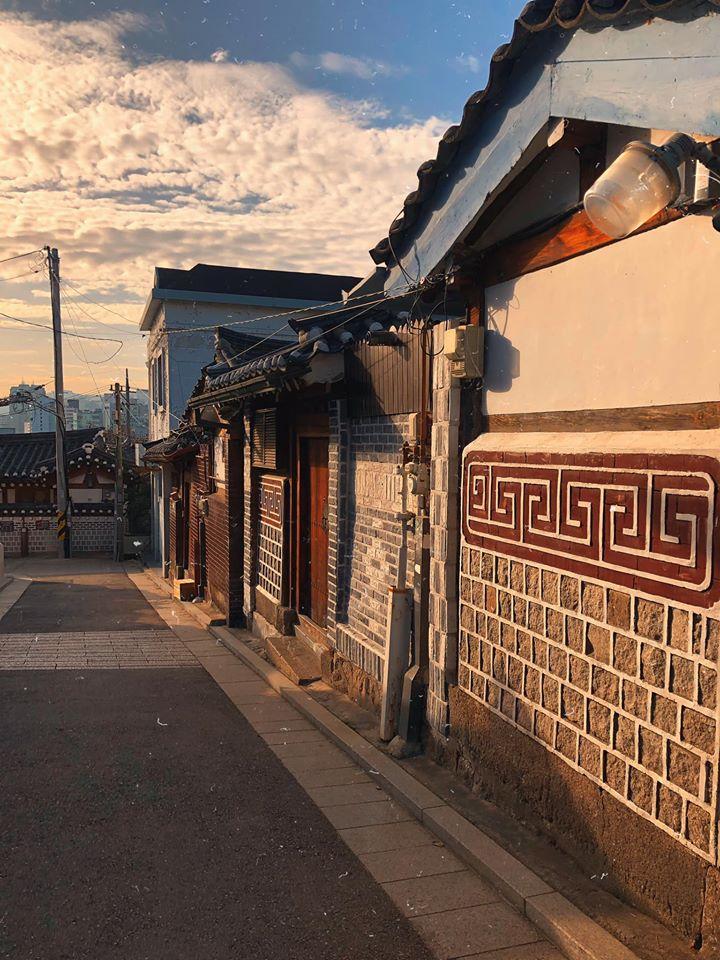 Nắng mùa thu vàng ươm nhuộm màu lên làng cổ Bukchon Hanok.