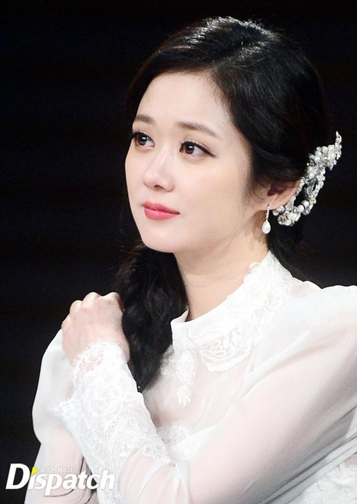 Trong một bài phỏng vấn mới đây, Jang Nara chia sẻ hình mẫu lý tưởng của cô không hề thay đổi trong suốt 18 năm qua. Cô cho biết bản thân thích một người tốt bụng, chín chắn và có mục tiêu rõ ràng trong cuộc sống. Nói về tin đồn hẹn hò bạn diễn Lee Sang Yoon, Jang Nara tiếp tục phủ nhận. 