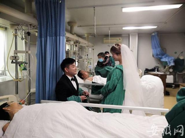 Chàng trai tổ chức đám cưới trước giường bệnh của bố-1