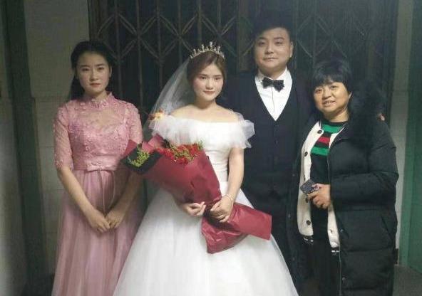 Chàng trai tổ chức đám cưới trước giường bệnh của bố-2