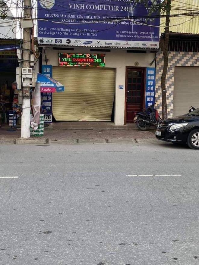 Clip: Khó hiểu nhìn nữ tài xế húc văng cửa cuốn một cửa hàng, màn lùi xe càng khủng khiếp hơn-5