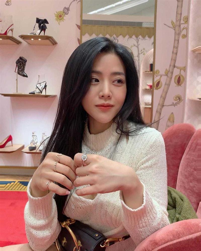 Mặt mộc căng bóng của em chồng Đông Nhi: nhan sắc cực phẩm tuổi 30 là đây-1