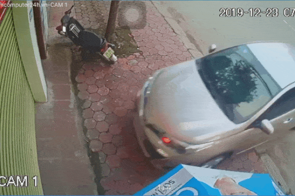 Clip: Khó hiểu nhìn nữ tài xế húc văng cửa cuốn một cửa hàng, màn lùi xe càng khủng khiếp hơn