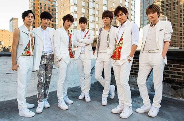 INFINITE: 7 chàng trai ra mắt năm 2010 với 2 đĩa đơn Come Back Again và She’s Back nhưng không được thành công như mong đợi. Phải đến năm 2011, khi album đầu tiên của nhóm Over The Top ra mắt với ca khúc chủ đề Be Mine, sự nghiệp của INFINITE mới vụt sáng. Chính giai điệu lạ, phần hoà giọng tuyệt vời cùng vũ đạo đồng đều giúp nhóm rinh về chiếc cúp âm nhạc đầu tiên của mình trên sân khấu M! Countdown. INFINITE cũng chính là một trong những idol đầu tiên trong thế hệ của mình tạo nên trào lưu vũ đạo robot, tiêu chuẩn của Kpop hiện nay.