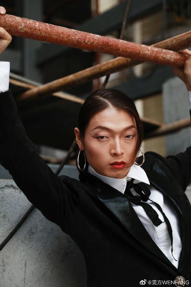 Chàng trai nông thôn đổi đời nhờ cosplay người mẫu nổi tiếng-1