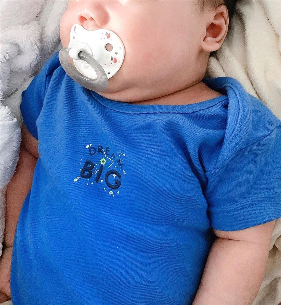 Quý tử nhà Lan Khuê ngày càng bụ bẫm, dân mạng phát hiện chi tiết giống hệt ông bố doanh nhân-1