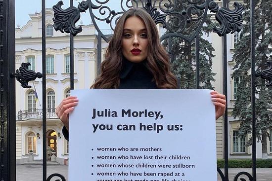 Bị tước quyền thi Miss World vì trót sinh con, phế hoa hậu Ukraine tới tận nhà chủ tịch Julia Morley biểu tình