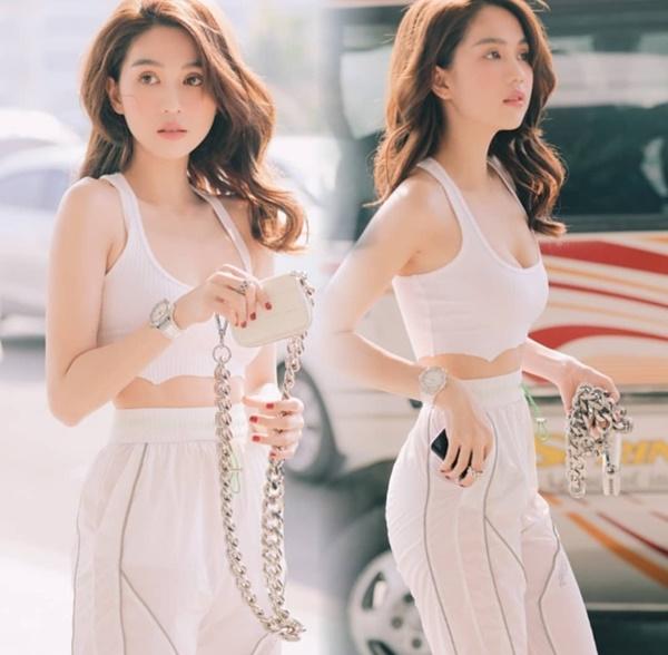 Mở đầu tin sao Việt là hình ảnh Ngọc Trinh tươi trẻ dạo phố cùng dòng chia sẻ: "Anh không yêu em thì em yêu người khác, luật giang hồ đâu cho phép em cô đơn". Cô vừa kết thúc mối tình với đại gia hơn 20 tuổi cách đây không lâu. Có thể thấy thái độ của chân dài vẫn rất lạc quan, vui tươi.