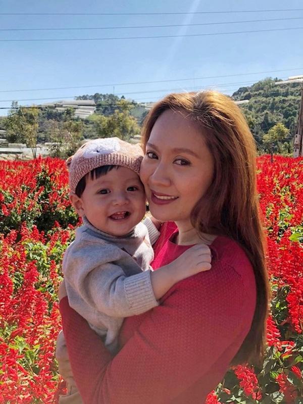 Thanh Thúy đưa con trai đi dạo, khép lại tin sao Việt.