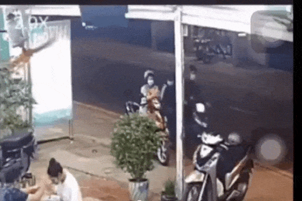 Clip: Cả quán ăn chết lặng vì pha cướp giật nhanh như chảo chớp-1