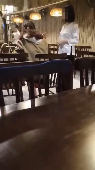 Nữ khách hàng đòi đuổi thẳng cổ nhân viên nhà hàng ở Đà Nẵng chỉ vì mang nhầm rau có hành-1