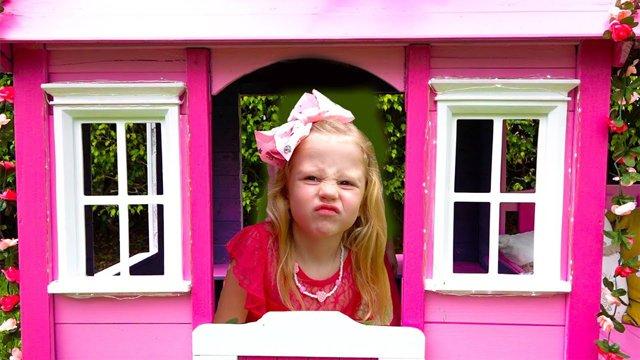 5 Youtuber nhí còn ít tuổi đã kiếm tiền tỷ, có bé thu được 1.300 tỷ một năm-1