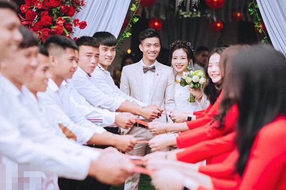 Trọn bộ ảnh lễ ăn hỏi đẹp lịm tim của Phan Văn Đức, chú rể - cô dâu trao nhau nụ hôn ngọt ngào-3