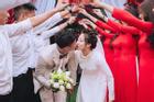 Trọn bộ ảnh lễ ăn hỏi đẹp lịm tim của Phan Văn Đức, chú rể - cô dâu trao nhau nụ hôn ngọt ngào