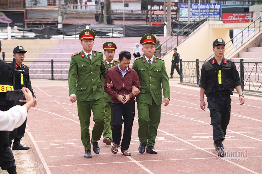 Người thân mang di ảnh nữ sinh Cao Mỹ Duyên đến tòa, kẻ sát nhân khóc nức nở khi đối diện án tử-13