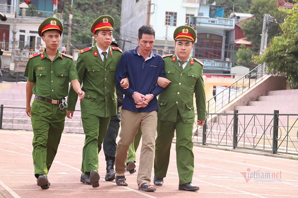 Người thân mang di ảnh nữ sinh Cao Mỹ Duyên đến tòa, kẻ sát nhân khóc nức nở khi đối diện án tử-19