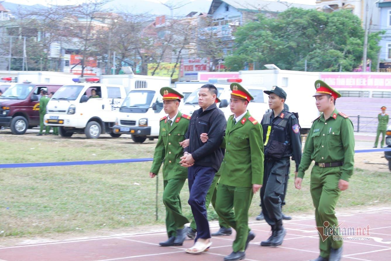 Người thân mang di ảnh nữ sinh Cao Mỹ Duyên đến tòa, kẻ sát nhân khóc nức nở khi đối diện án tử-21