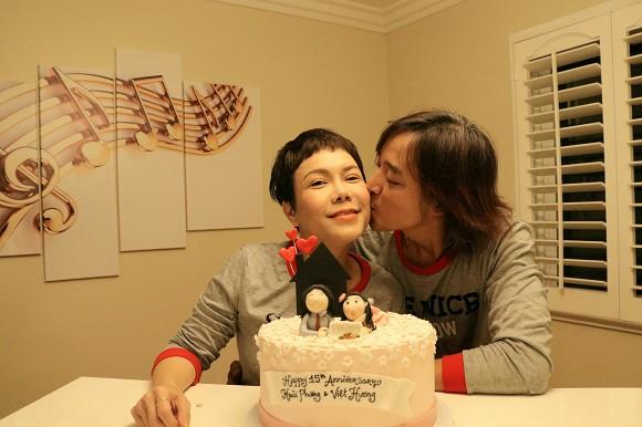 Diện đồ đôi ngọt ngào, vợ chồng Việt Hương hôn má tình tứ kỉ niệm 15 năm ngày yêu nhau-1