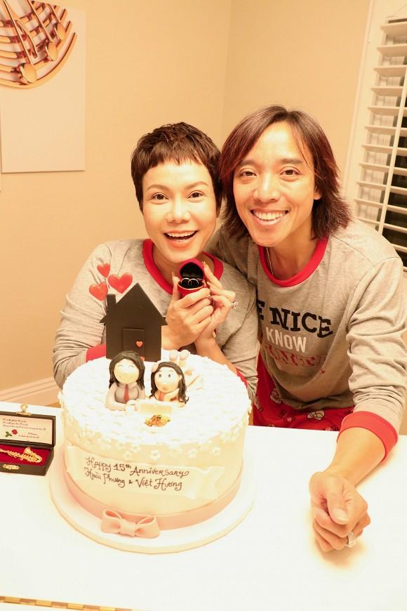 Diện đồ đôi ngọt ngào, vợ chồng Việt Hương hôn má tình tứ kỉ niệm 15 năm ngày yêu nhau-2