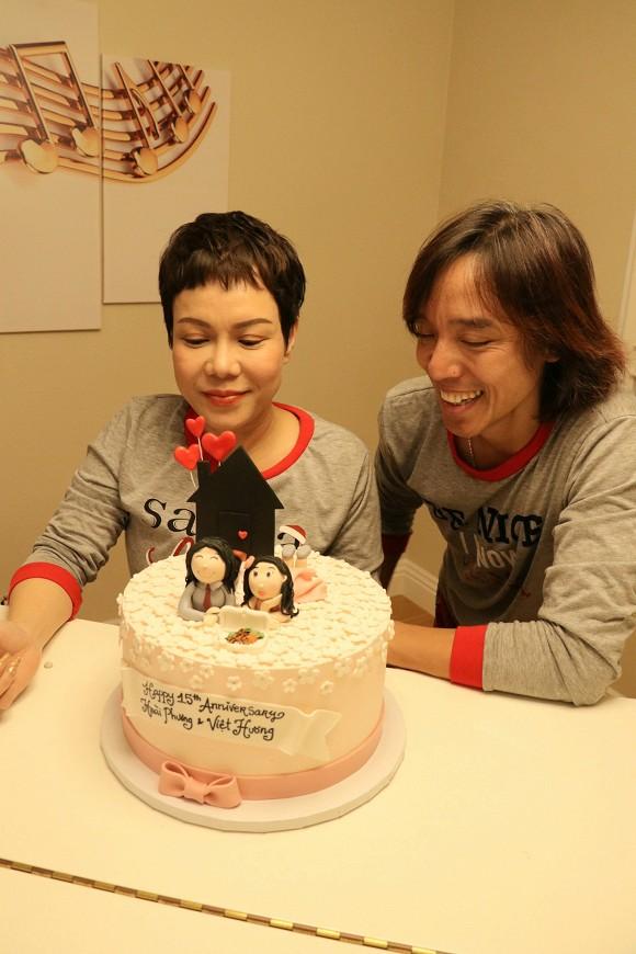 Diện đồ đôi ngọt ngào, vợ chồng Việt Hương hôn má tình tứ kỉ niệm 15 năm ngày yêu nhau-3