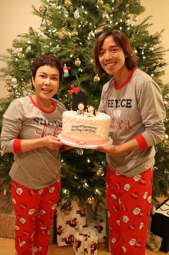 Diện đồ đôi ngọt ngào, vợ chồng Việt Hương hôn má tình tứ kỉ niệm 15 năm ngày yêu nhau-5