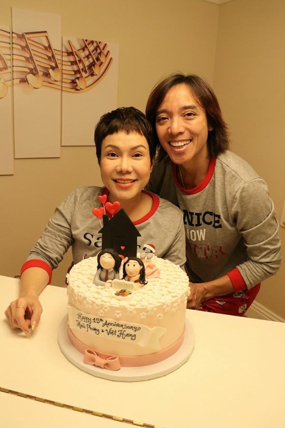 Diện đồ đôi ngọt ngào, vợ chồng Việt Hương hôn má tình tứ kỉ niệm 15 năm ngày yêu nhau-6