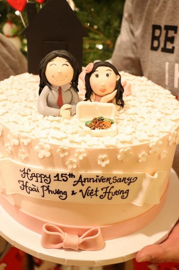 Diện đồ đôi ngọt ngào, vợ chồng Việt Hương hôn má tình tứ kỉ niệm 15 năm ngày yêu nhau-7