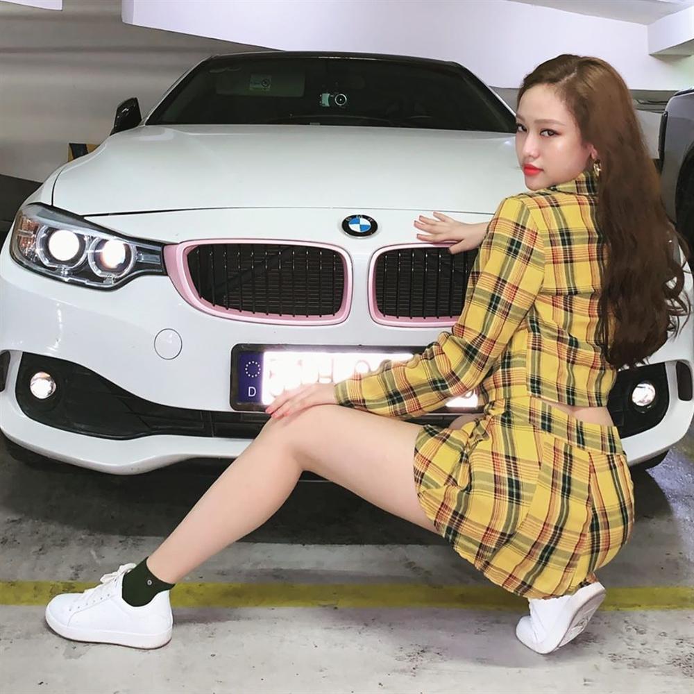 Sam và Thúy Vi thả dáng sang chảnh trước xế hộp tự sắm giá hơn 2 tỷ đồng-2