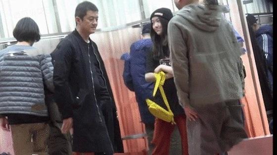 Lý Á Bằng đưa con gái đi mua sắm, cử chỉ và gương mặt của Lý Yên khác hẳn lúc ở cạnh Vương Phi-6
