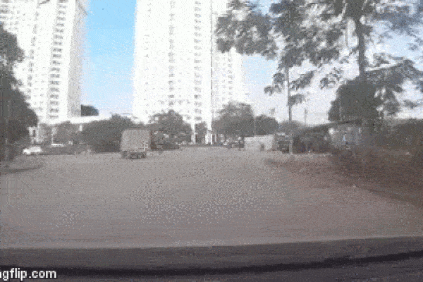 Clip: Giật mình nhìn thanh niên chạy tốc độ 'bàn thờ', đâm trực diện xe tải ngã văng xuống đường