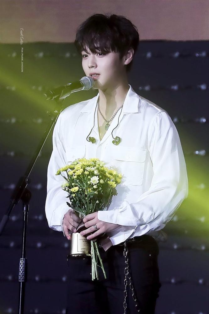 Tiên tử nháy mắt Park Jihoon được bình chọn là nghệ sĩ đáng mong đợi nhất tháng 12-2