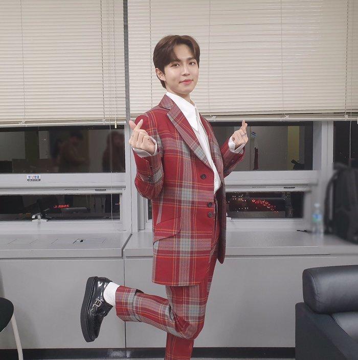 Tiên tử nháy mắt Park Jihoon được bình chọn là nghệ sĩ đáng mong đợi nhất tháng 12-4