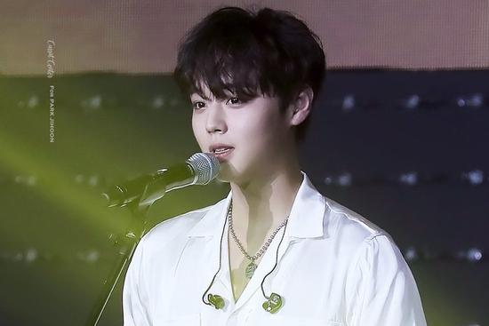 'Tiên tử nháy mắt' Park Jihoon được bình chọn là nghệ sĩ đáng mong đợi nhất tháng 12