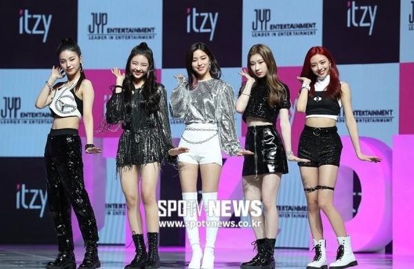 Tiết kiệm như JYP: Cho gà mới ITZY mặc lại trang phục mà Twice đã diện cách đây 1 năm-2