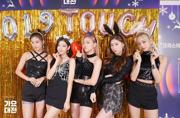 Tiết kiệm như JYP: Cho gà mới ITZY mặc lại trang phục mà Twice đã diện cách đây 1 năm-6