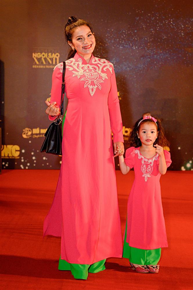 Chị em Nam Anh - Nam Em bế mèo không lông có giá bằng cả chiếc túi LV trên thảm đỏ Ngôi sao xanh-7