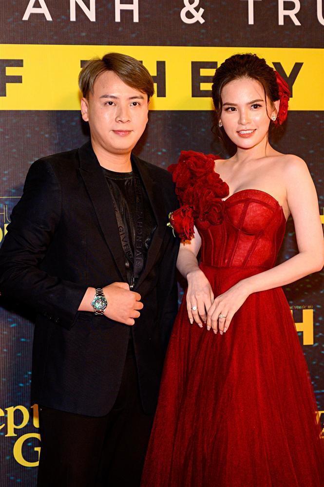 Chị em Nam Anh - Nam Em bế mèo không lông có giá bằng cả chiếc túi LV trên thảm đỏ Ngôi sao xanh-12