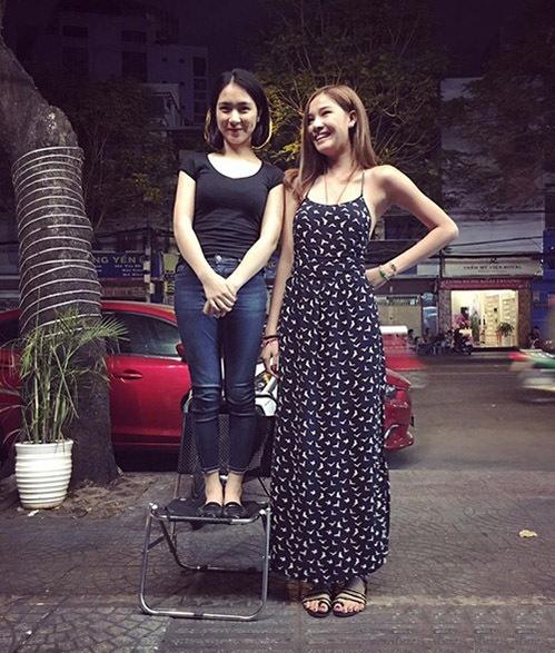 Đứng đến cổ Tiểu Vy, Hòa Minzy tự sưu tập thêm bức hình dìm hàng chiều cao-4