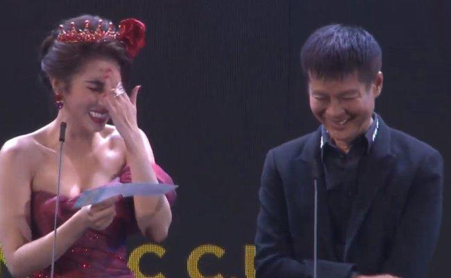 Hoa hậu Du lịch Quốc tế 2019 đọc tên người thắng giải thành bộ phận đàn ông trên sóng trực tiếp-2