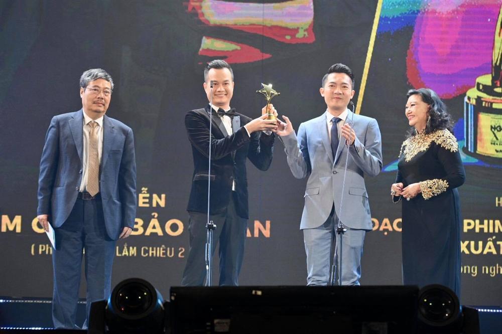 Chị em Nam Anh - Nam Em bế mèo không lông có giá bằng cả chiếc túi LV trên thảm đỏ Ngôi sao xanh-22