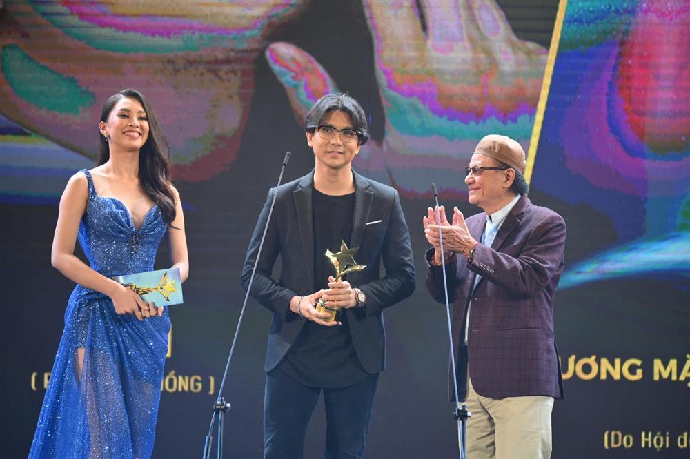 Chị em Nam Anh - Nam Em bế mèo không lông có giá bằng cả chiếc túi LV trên thảm đỏ Ngôi sao xanh-24