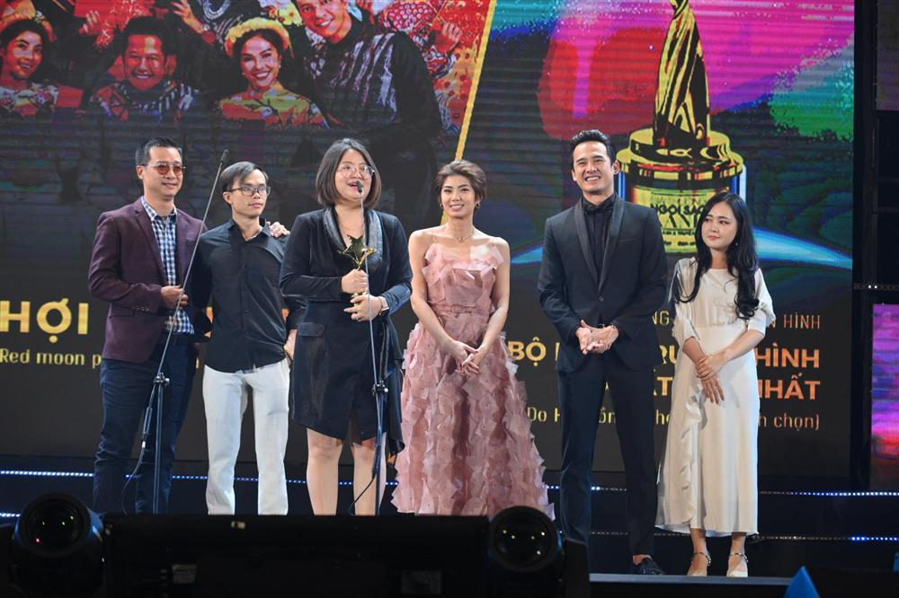 Chị em Nam Anh - Nam Em bế mèo không lông có giá bằng cả chiếc túi LV trên thảm đỏ Ngôi sao xanh-25