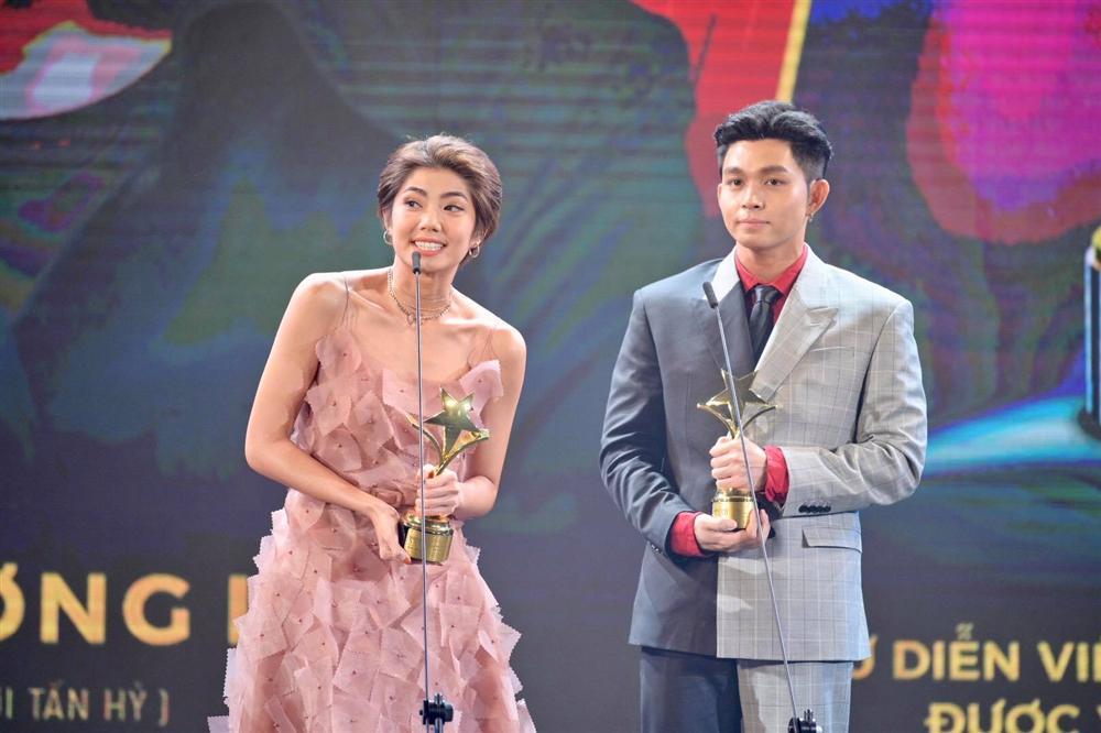 Chị em Nam Anh - Nam Em bế mèo không lông có giá bằng cả chiếc túi LV trên thảm đỏ Ngôi sao xanh-26