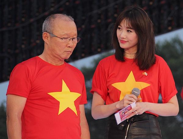 Vợ chồng Tăng Thanh Hà khoe ảnh chụp cùng HLV Park Hang Seo, nhan sắc ngọc nữ gây chú ý-7