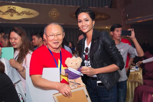 Vợ chồng Tăng Thanh Hà khoe ảnh chụp cùng HLV Park Hang Seo, nhan sắc ngọc nữ gây chú ý-3