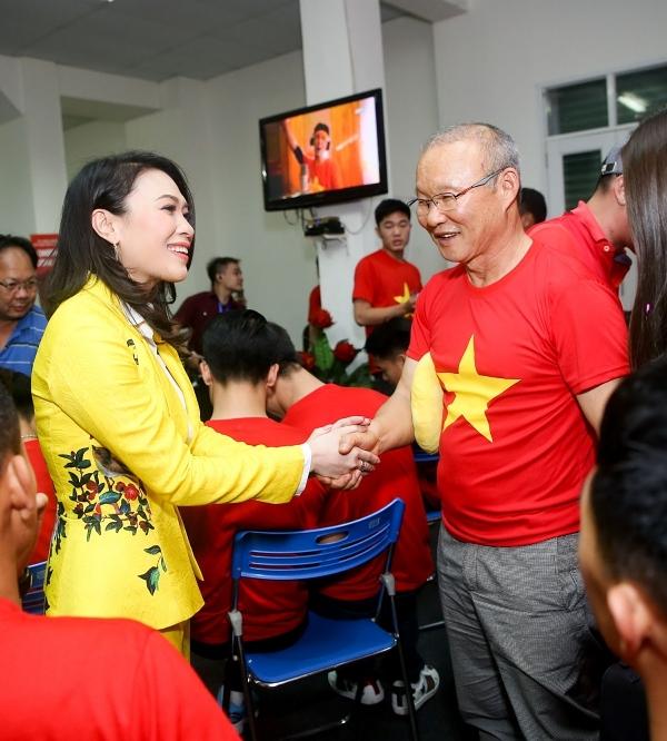 Vợ chồng Tăng Thanh Hà khoe ảnh chụp cùng HLV Park Hang Seo, nhan sắc ngọc nữ gây chú ý-5