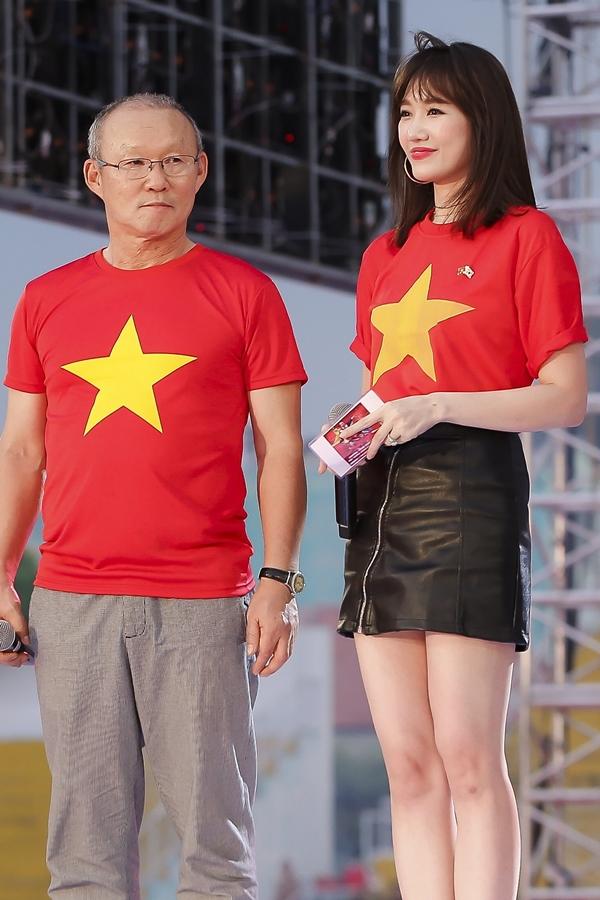 Vợ chồng Tăng Thanh Hà khoe ảnh chụp cùng HLV Park Hang Seo, nhan sắc ngọc nữ gây chú ý-8